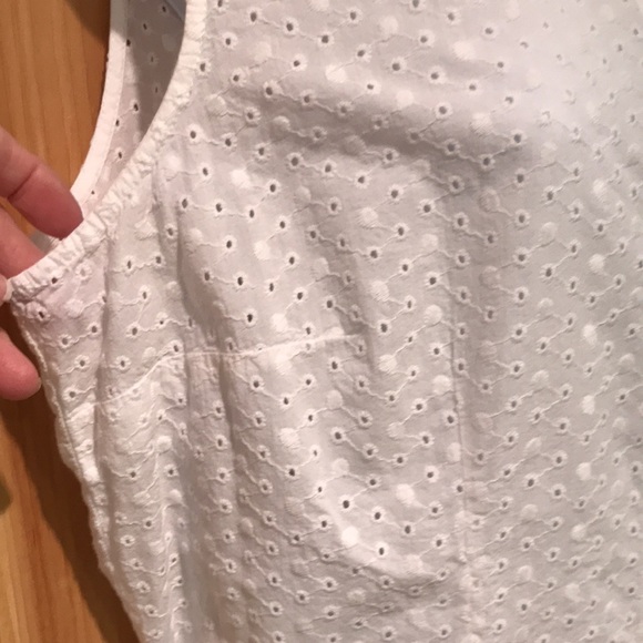 Croft and Barrow eyelet sleeveless button down shirt - Picture 4 of 8